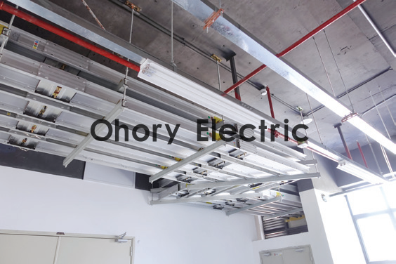 How Hyperscale AI Data Centers Design Power Distribution: Busway vs Cable Systems